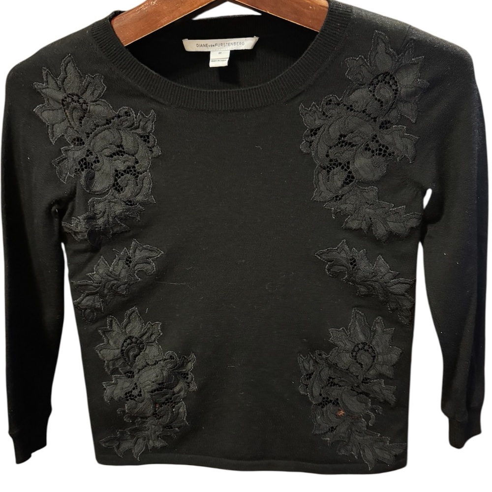 Diane Von Furstenberg Black Floral Sweater size M in like new condition